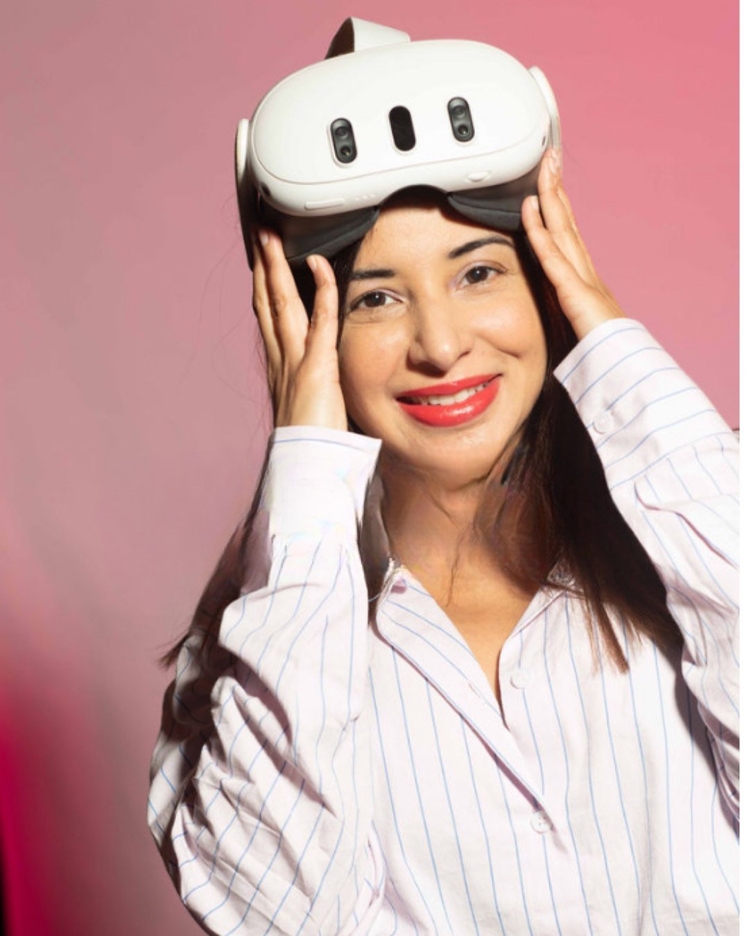 Ing. Oscarina Hernández, fundadora de RobotsConsultant, con unas gafas de realidad virtual